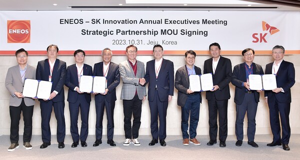 ▲지난달 31일 제주 서귀포시에서 김준 SK이노베이션 부회장과 사이토 다케시 에네오스 사장(왼쪽에서 5, 6번째) 등 두 회사 경영진이 ‘경영진 회의’에서 합의한 협력 방안 업무협약(MOU)을 체결하고 기념촬영을 하고 있다. ⓒSK이노베이션