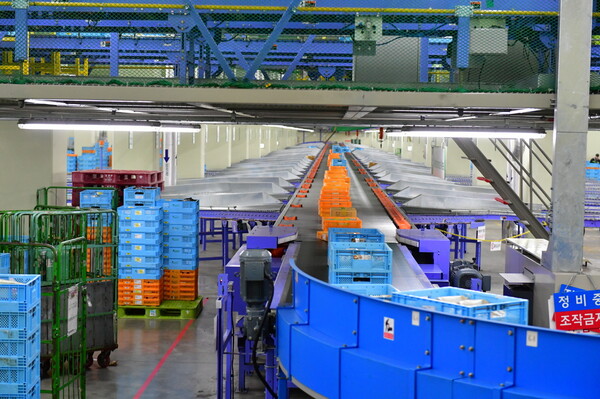▲풀무원 음성 물류센터는 전자석을 이용한 자동분류기 소터(Sorter)를 활용해 연간 72만 톤의 탄소를 감축하고 있다.ⓒ풀무원