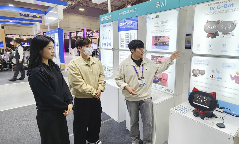 ▲한 스타트업 관계자가 부스에 전시된 ‘치매 조기 진단을 위한 대화형 로봇’에 대해 설명하고 있다. ⓒKT