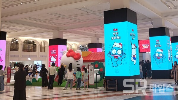 ▲ 헬로키티 생일파티 팝업스토어 대형 조형물이 설치된 센트럴시티 1층 오픈스테이지 전경. ⓒ최나리 기자