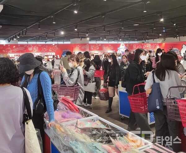 ▲이른 시간에도 헬로키티 한정판 굿즈를 구입하기 위해 몰린 고객들로 매장이 가득찼다. ⓒ최나리 기자