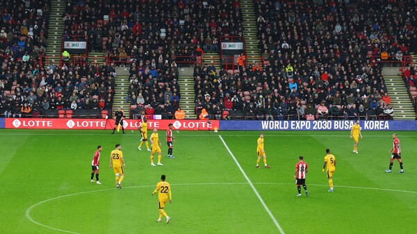 ▲지난 5일(한국시간) 영국 셰필드의 브라몰 레인에서 열린 영국 프리미어리그 울버햄프턴과 셰필드의 경기에서 '2030 부산 엑스포 유치'를 기원하는 광고가 나오고 있다. ⓒ롯데