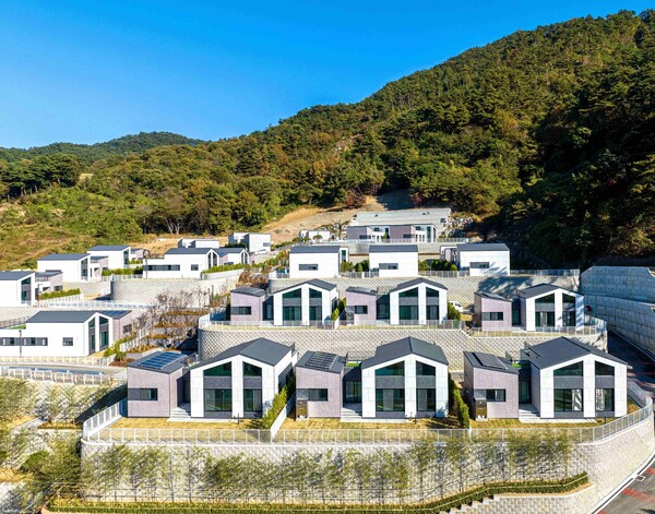 ▲DL이앤씨가 국내 최초로 준공한 ‘모듈러 단독주택’ 타운형 단지. ⓒDL이앤씨