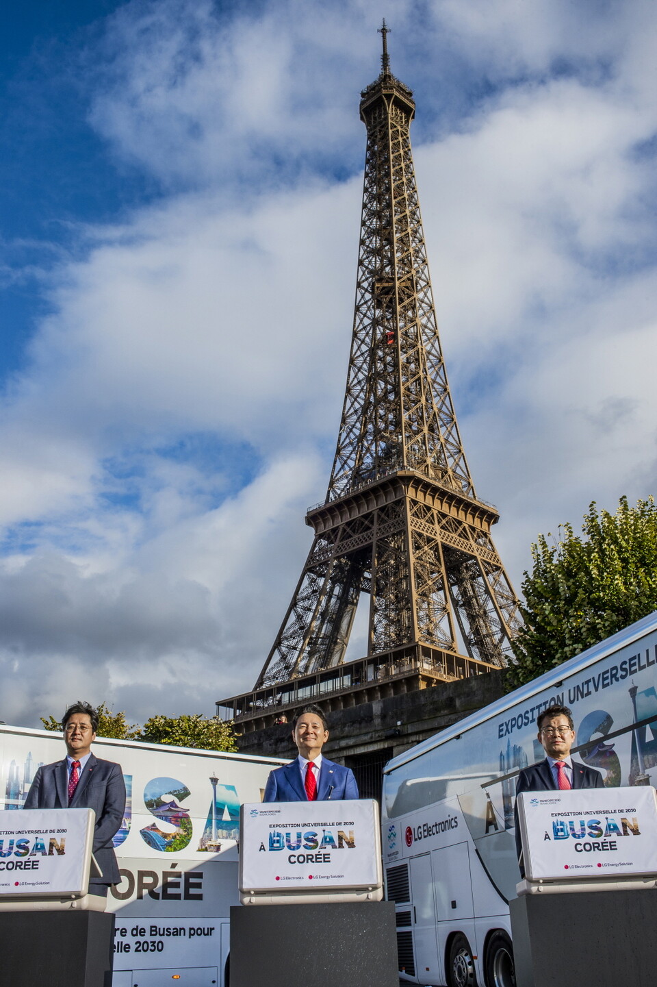 ▲LG는 6일(현지시간) 프랑스 파리에서 부산엑스포 버스를 공개했다. 이날 행사에는 (왼쪽부터) 김혁기 LG전자 파리법인장(상무), 장성민 대통령 특사, 유원 LG전자 홍보대외협력센터장(부사장) 등이 참석했다. ⓒLG