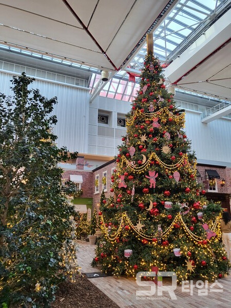 ▲더현대 서울 H빌리지에 설치된 11미터 대형 크리스마스 트리 모습. ⓒ최나리 기자