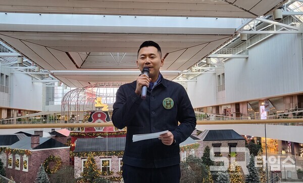 ▲H빌리지 공간 연출을 맡은 정민규 VMD가 현장 공개에 앞서 연출 포인트를 설명하고 있다. ⓒ최나리 기자