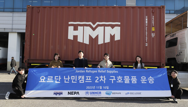 ▲10일 인천광역시 서구 네파물류센터에서 진행된 ‘요르단 난민캠프 2차 구호물품 운송’ 전달식에서 HMM을 비롯한 네파(NEPA), 휴먼아시아 등 관계자들이 기념 촬영을 하고 있다. ⓒHMM