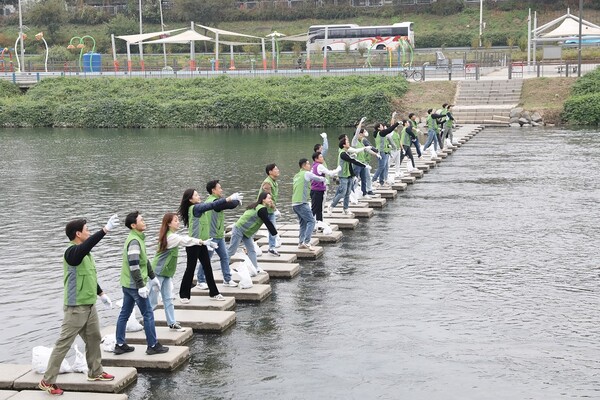 ▲EM흙공 던지기 모습. ⓒ동아쏘시오홀딩스