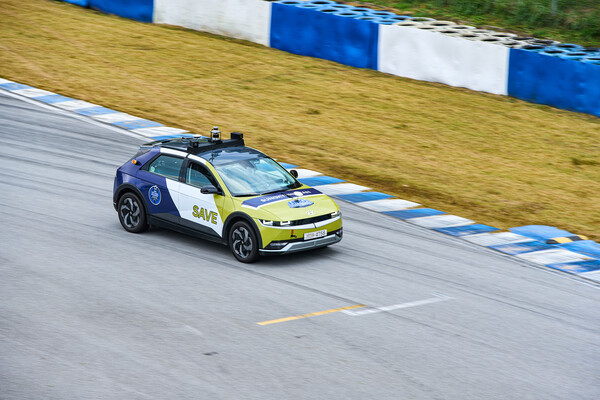 ▲지난 9일 열린 2023 자율주행 챌린지 예선전에서 자율주행차의 랩타임을 측정하고 있다. ⓒ현대자동차