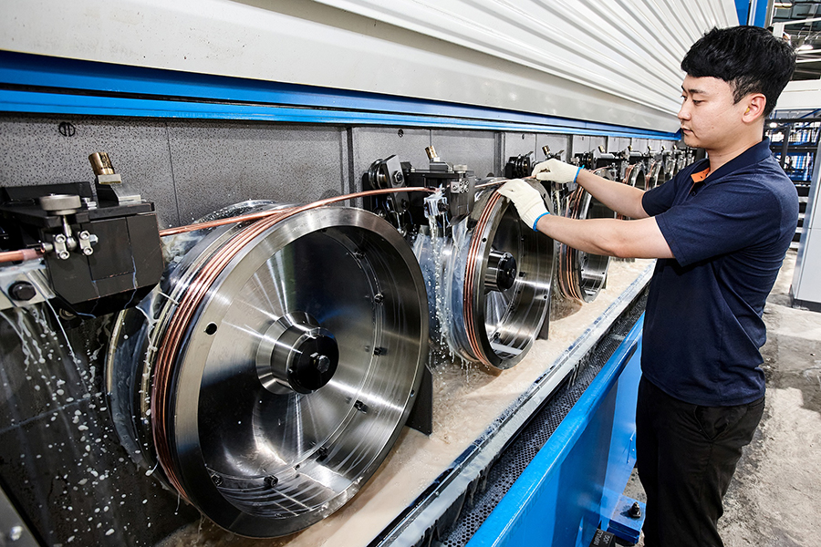 ▲LS전선 직원이 경북 구미사업장 구리 도체 생산설비에서 작업하는 모습. ⓒLS전선