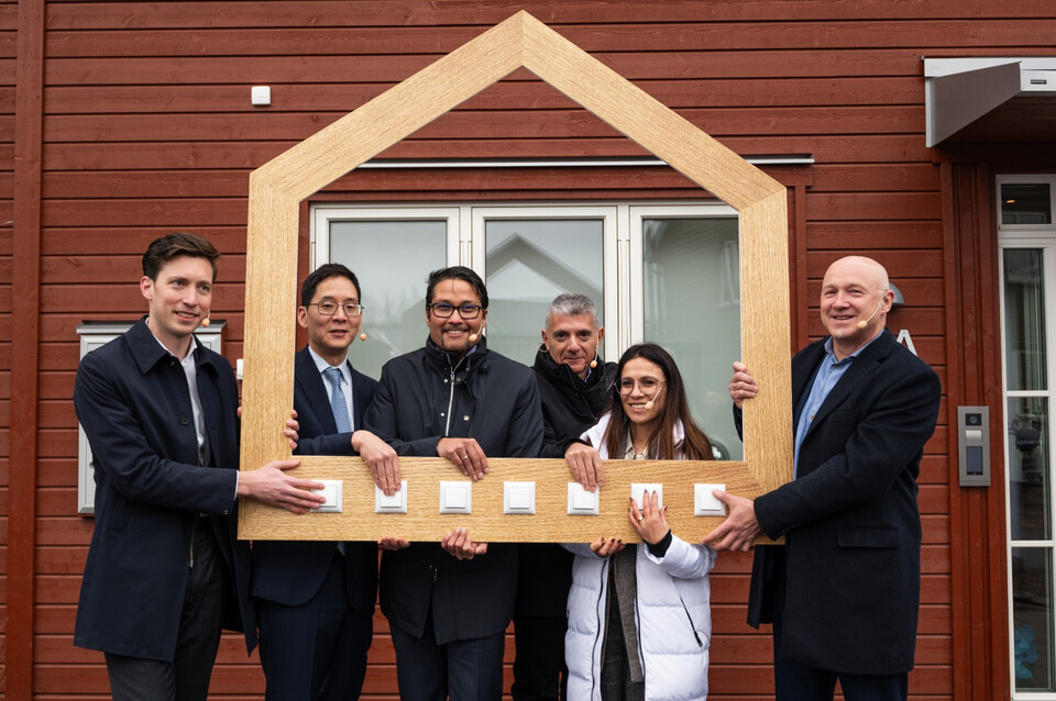 ▲이달 9일(현지시간) 스웨덴 브로비홀름 스마트시티 모델하우스 개관식에서 박찬우(왼쪽 두번째) 부사장과 관계자들이 기념 촬영을 하고 있다. ⓒ삼성전자