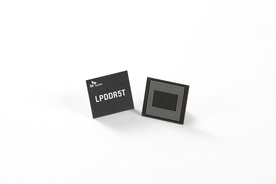 ▲SK하이닉스가 현존 최고속 모바일용 D램 ‘LPDDR5T’ 16기가바이트 패키지를 고객사에 공급했다. ⓒSK하이닉스