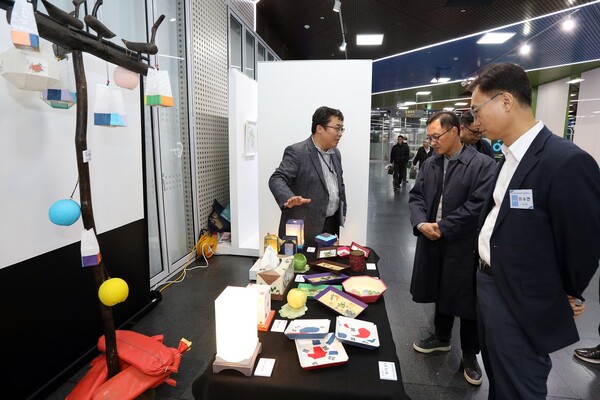 ▲제8회 디딤돌 문화교실 전시회에서 엄홍석 현대엔지니어링 커뮤니케이션실장, 이수연 서울시 복지정책실장이 쪽방 주민들이 제작한 작품을 둘러보고 있다. ⓒ현대엔지니어링