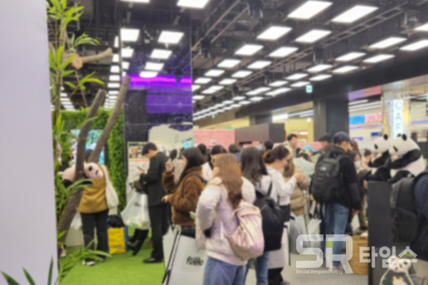 ▲푸바오 팝업스토어 내부 전경. 이른 시간부터 매장을 찾은 고객들로 붐비는 모습. ⓒ최나리 기자