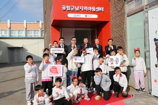 ▲기념촬영을 하고 있는 롯데웰푸드 배성우 제과마케팅본부장(맨 뒷줄 왼쪽에서 3번째)과 영광군 강종만 군수(맨 뒷줄 왼쪽에서 4번째) 외 관계자들과 어린이들. ⓒ롯데웰푸드