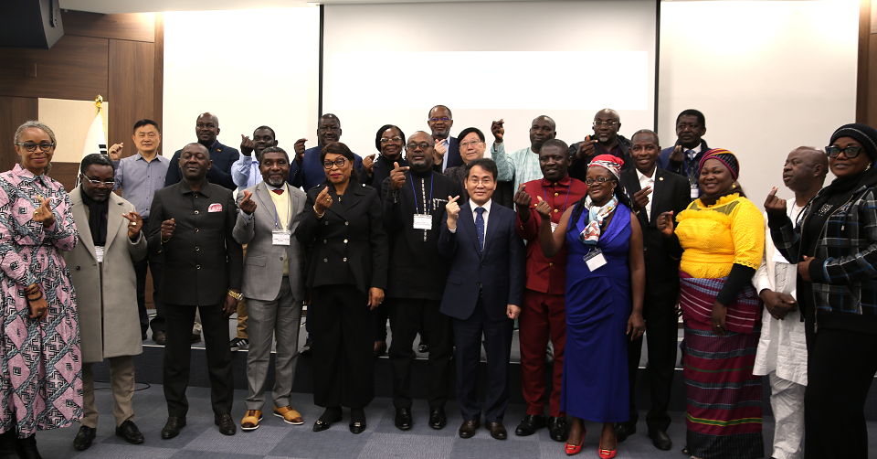 ▲지난 15일 한국 디지털지방정부 벤치마킹을 위해 개발원을 방문한 에봉그 마콜레 프레드(왼쪽 여섯번째) 지방분권화지방개발부 차관과 카메룬 지자체 시장 방문단이 이재영(왼쪽 일곱번째) 개발원장을 비롯한 개발원 관계자들과 기념 촬영을 하고 있다. ⓒ한국지역정보개발원