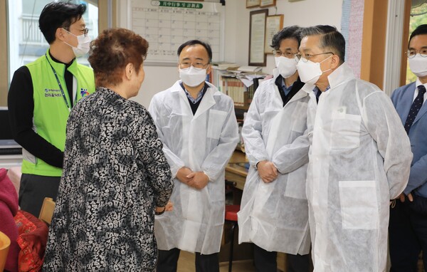 ▲이한준 LH사장이 대방1 영구임대 노인정 소독현장을 점검하고 입주민과 대화하고 있다. ⓒLH