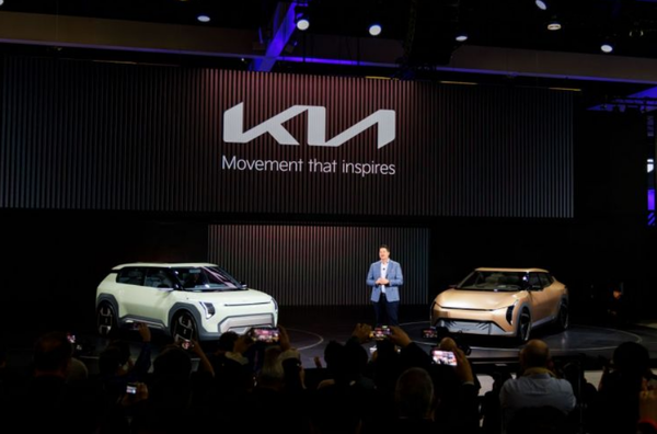 ▲16일(현지시간) 미국 LA컨벤션 센터에서 열린 '2023 LA오토쇼'에서 미국 판매법인 판매사업 부사장 에릭 왓슨이 콘셉트카 EV3·EV4를 공개하고 있다. ⓒ기아