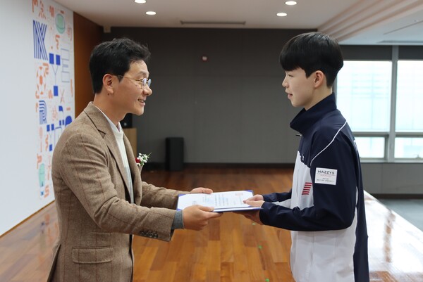 ▲이승찬 계룡장학재단 이사장(왼쪽)이 제104회 전국체육대회에서 우수 입상한 대전시 고등,대학생 선수들에게 장학금을 시상하고 있다. ⓒ계룡장학재단