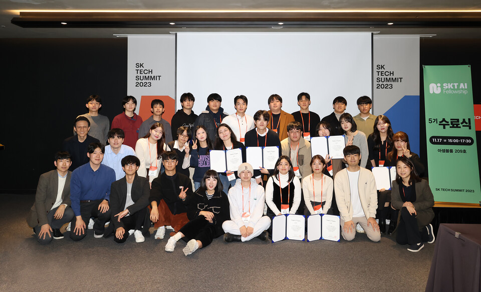 ▲SKT AI 펠로우십 5기 학생들이 수료식을 마치고 기념촬영을 하는 모습. ⓒSK텔레콤