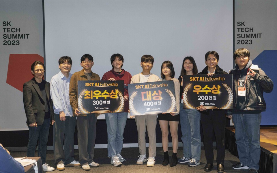 ▲KAIST팀(대상), 가천대 소프트웨어학과·성균관대 소프트웨어학과·중앙대 바이오메디컬공학과팀(최우수상), 중앙대 컴퓨터공학과팀(우수상) 학생들이 정영배 SK텔레콤 기업문화 Talent Development 담당(왼쪽)과 기념촬영을 하는 모습. ⓒSK텔레콤