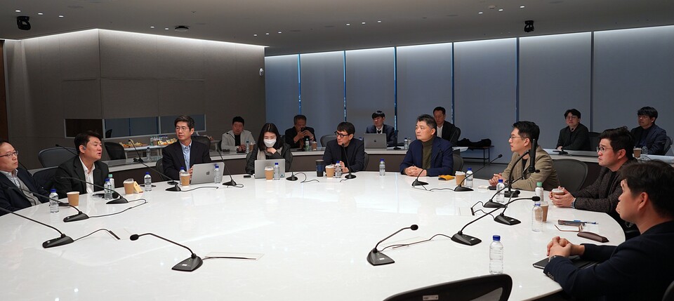 ▲홍은택(왼쪽 다섯번째) 카카오 대표이사와 김범수(왼쪽 여섯번째) 경영쇄신위원장을 포함한 주요 공동체 최고경영자(CEO) 20여명이 20일 오전 열린 4차 공동체 경영회의에 참석했다. ⓒ카카오