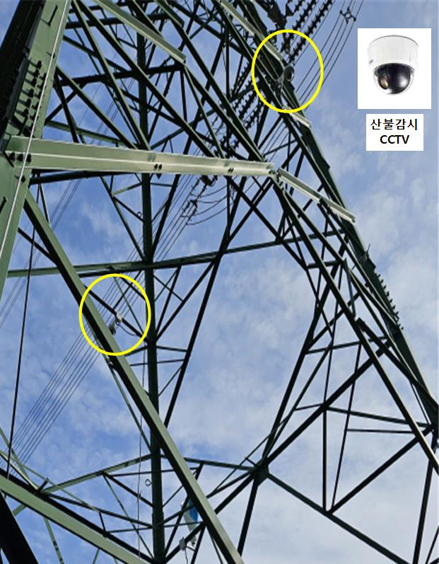▲시범철탑에 설치된 산불감시용 폐쇄회로TV(CCTV, 노란색 원 안쪽)와 확대 이미지. ⓒ한국전력공사