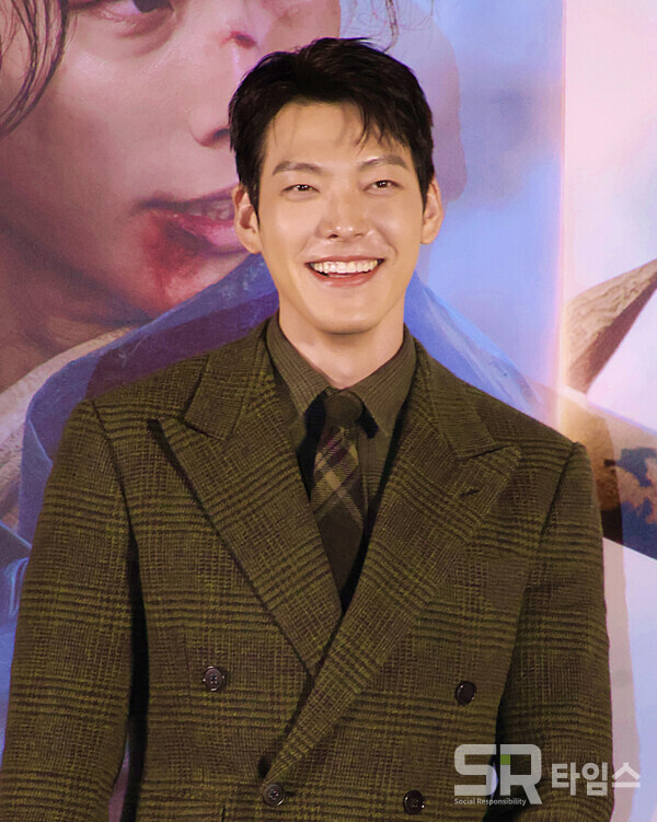 ▲22일 진행된 영화 ‘외계+인’ 2부 제작보고회에 참석한 썬더 역의 김우빈 배우. ⓒ심우진 기자