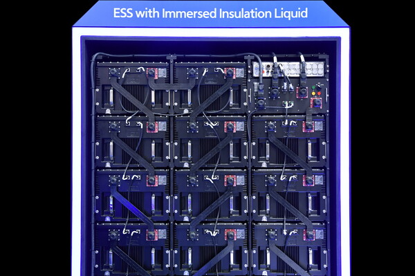 ▲SK엔무브-한화에어로스페이스가 공동 개발한 선박용 액침형 ESS 시스템. ⓒSK엔무브
