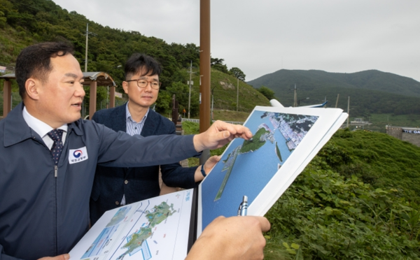 ▲올해 8월 부산에서 백원국 국토교통부 제2차관(왼쪽)이 박지홍 가덕도신공항건립추진단장으로부터 가덕도 신공한 건설 사업 추진 현황을 보고 받았다. ⓒ국토교통부