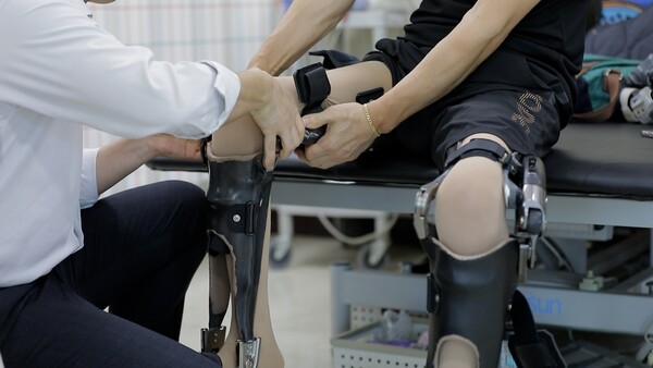 ▲국가유공자 안산시청 김영민 주무관이 보행보조기(C-Brace)를 착용하고 재활훈련을 준비하고 있다. ⓒ포스코