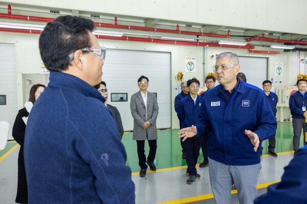 ▲지난 23일 인천 부평 본사에서 열린 품질 현장 투어에서 (오른쪽)헥터 비자레알 사장이 직원들과 품질에 대한 이야기를 나누고 있다. ⓒ한국지엠