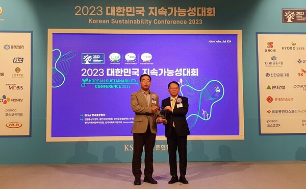 ▲한국표준협회 강명수 회장과 롯데칠성음료 ESG팀 정진섭 팀장(이상 왼쪽부터). ⓒ롯데칠성음료