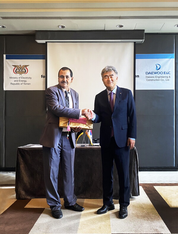 ▲정원주 대우건설 회장(오른쪽)이 예멘 전력에너지부 제1차관과 만나 기념촬영을 하고 있다. ⓒ대우건설
