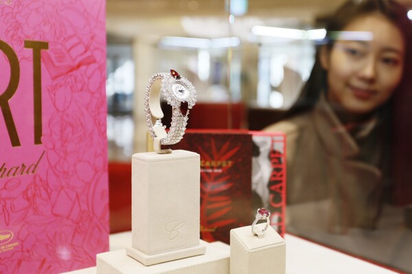 ▲쇼파드 레드카펫 컬렉션 ‘하이주얼리 워치’(사진 왼쪽)와 ‘루비 반지’. ⓒ갤러리아백화점