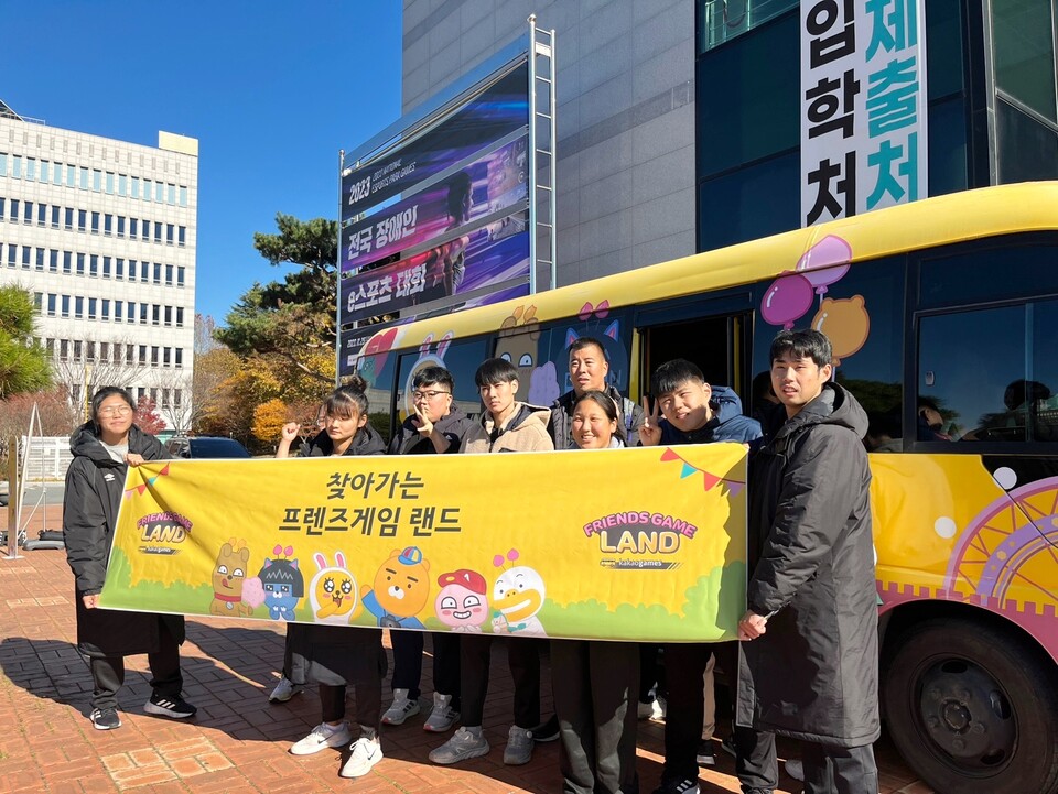 ▲서울시 장애인 조정 선수단이 광주광역시 소재 광주 이스포츠 경기장에서 열린 ‘2023 장애인 이스포츠 대회’에서 카카오게임즈 사회공헌 캠페인 ‘찾아가는 프렌즈게임 랜드’ 부스를 찾았다. ⓒ카카오게임즈