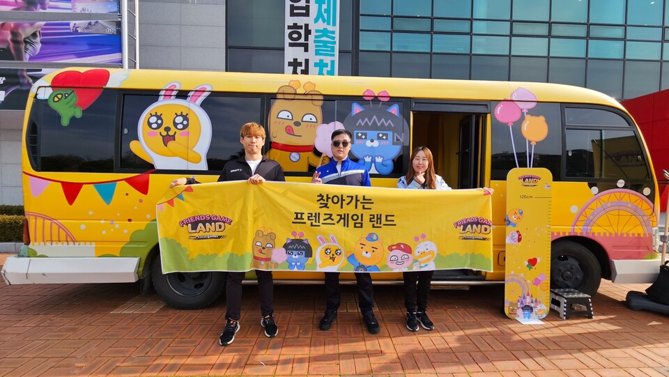 ▲전라북도장애인조정연맹 소속 시각장애인 선수들이 광주광역시 소재 광주 이스포츠 경기장에서 열린 ‘2023 장애인 이스포츠 대회’에서 카카오게임즈의 사회공헌 캠페인 ‘찾아가는 프렌즈게임 랜드’ 부스를 찾아 기념 사진을 촬영하고 있다. ⓒ카카오게임즈