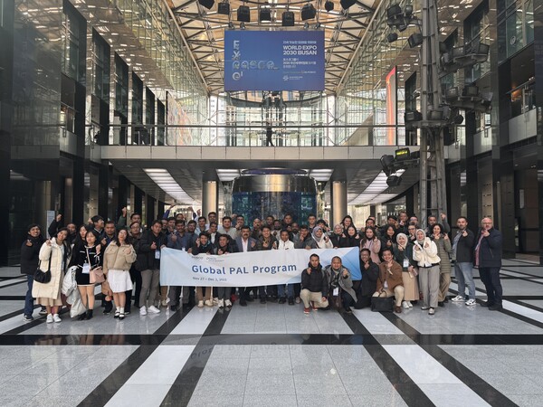 ▲Global P.A.L. 프로그램 1기 직원들이 서울 포스코센터에서 기념사진을 찍고 있다. ⓒ포스코