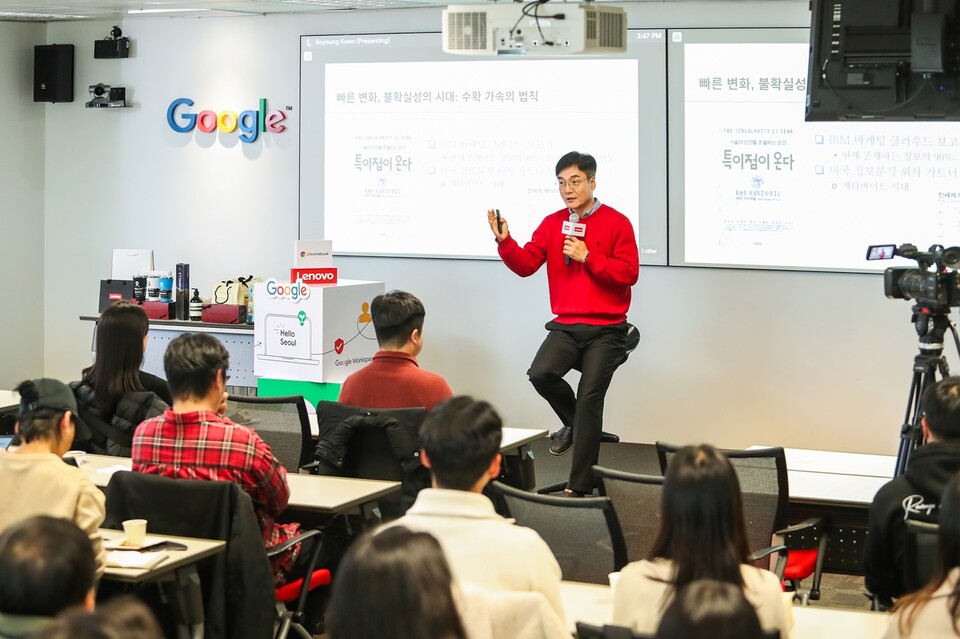 ▲에듀 토크 콘서트에서 신종호 서울대학교 교수가 발표하고 있다. ⓒ한국레노버