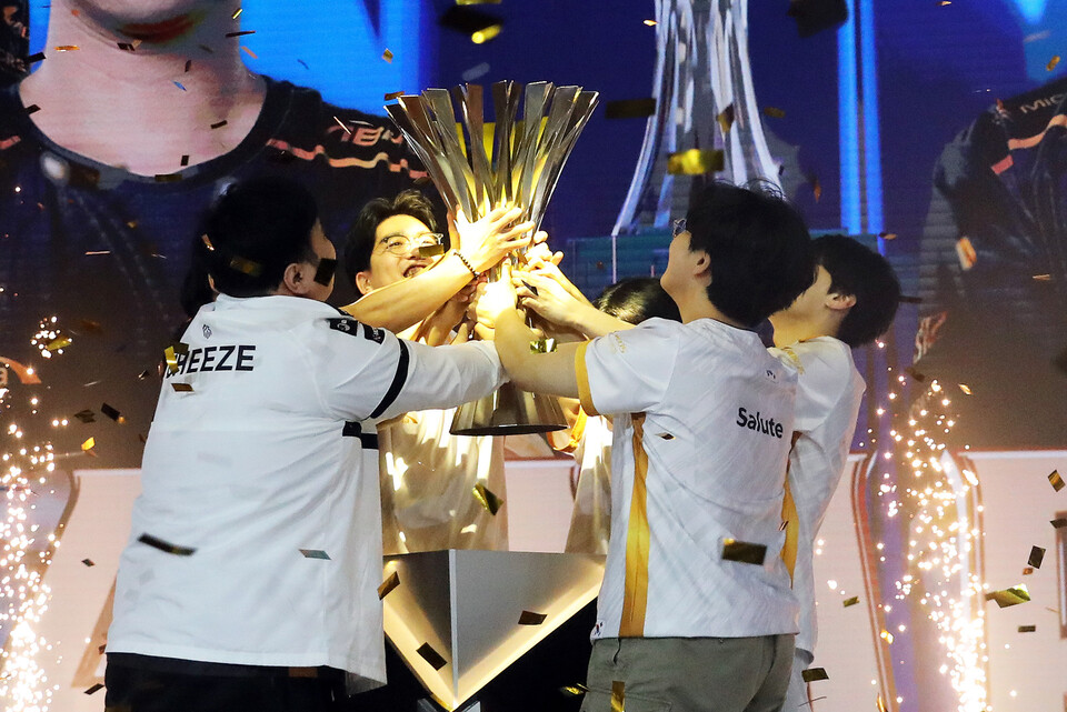 ▲배틀그라운드 이스포츠 최상위 국제 대회 ‘PGC 2023’에서 한국팀 다나와 이스포츠가 우승했다. 다나와 이스포츠 소속 선수들이 우승 트로피를 들어올리고 있다. ⓒ크래프톤