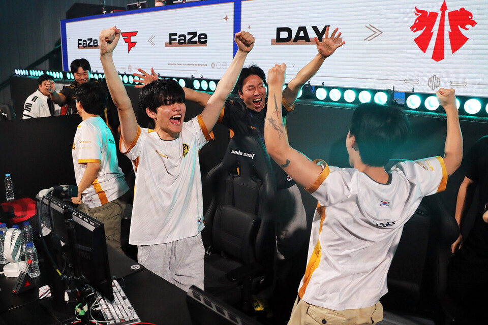 ▲배틀그라운드 이스포츠 최상위 국제 대회 ‘PGC 2023’에서 한국팀 다나와 이스포츠 소속 선수들이 우승 후 환호하고 있다. ⓒ크래프톤