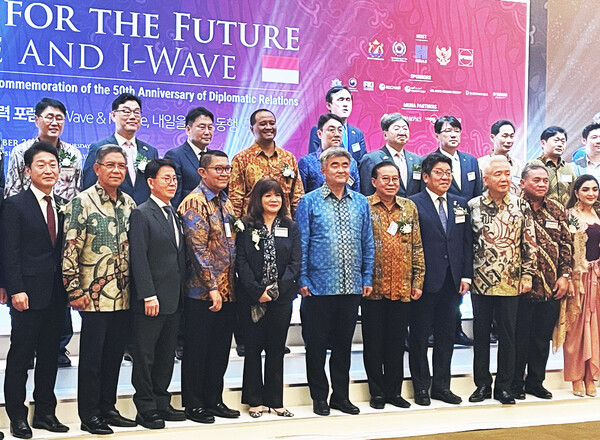 ▲한-인니 경제협력포럼에 참석한 정원주 대우건설 회장(왼쪽부터 여섯번째). ⓒ대우건설