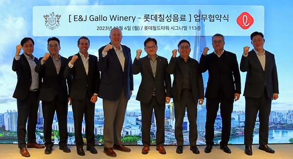 ▲롯데칠성음료가 ‘E. & J. GALLO’ 와 글로벌 협업 강화를 위한 MOU를 체결했다. ⓒ롯데칠성음료