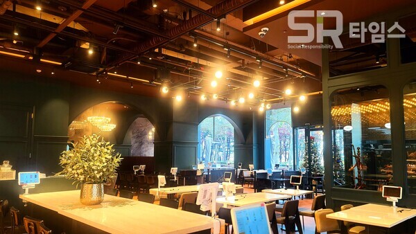 ▲BBQ 빌리지 송리단길점 내부. ⓒ박현주 기자