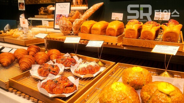 ▲다양한 빵이 매대에 진열돼 있는 모습. ⓒ박현주 기자