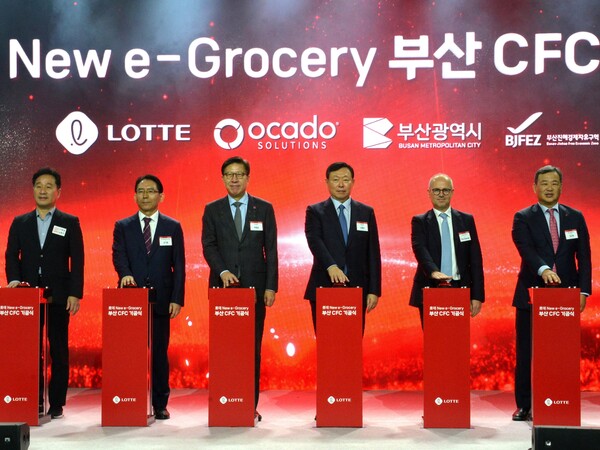 ▲김형찬 부산 강서구청장, 김기영 부산진해경제자유구역청장, 박형준 부산시장, 신동빈 롯데그룹 회장, 팀 슈타이너 오카도 그룹 CEO, 김상현 롯데쇼핑 대표(사진 왼쪽부터). ⓒ롯데쇼핑