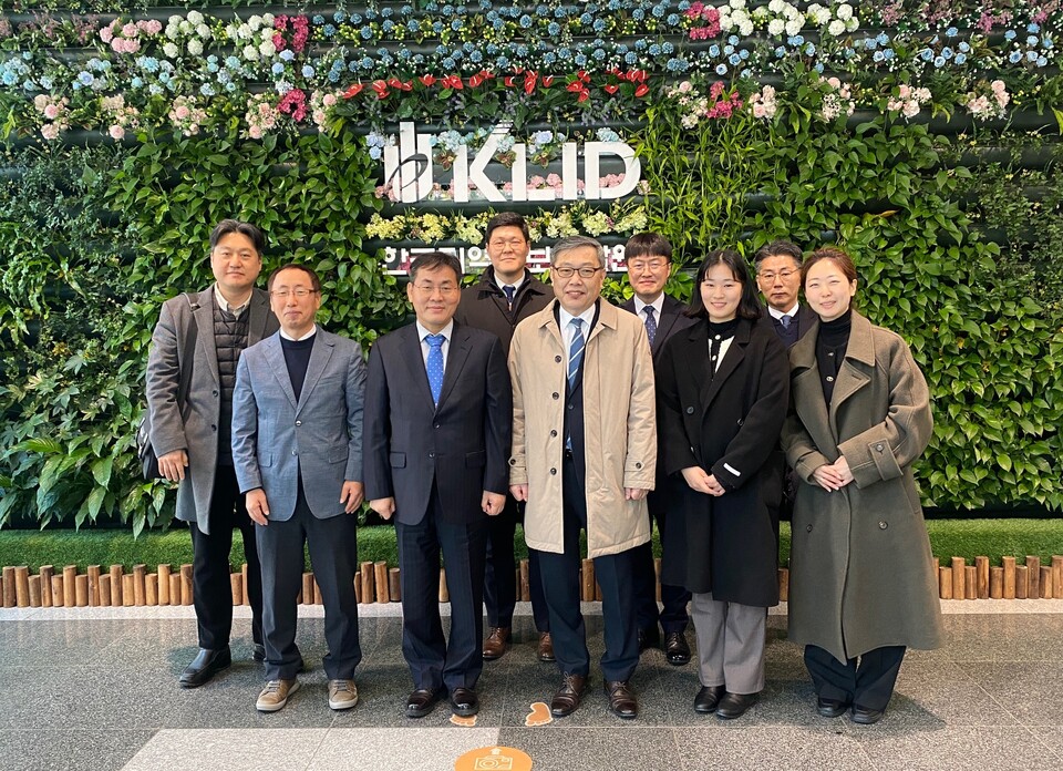 ▲한국지역정보개발원과 한국조달연구원이 지난 4일 서울 상암동 개발원 본 청사에서 재난관리물품 공급망 관리 분야 협력활동 강화를 위한 업무협약을 체결했다. ⓒ한국지역정보개발원