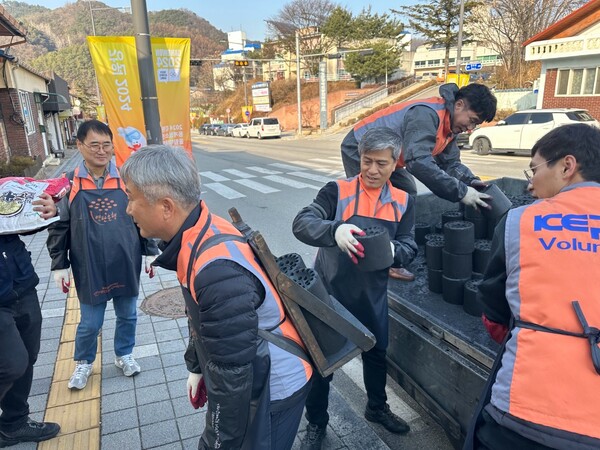 ▲지난 5일 최철호 전력노조위원장이(오른쪽에서 3번째) 노조원들과 연탄나눔 봉사활동을 하고 있다. ⓒ한국전력