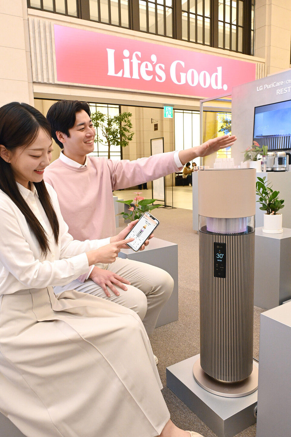 ▲LG전자 모델들이 팝업스토어에서 하이드로타워를 체험하고 있다. ⓒLG전자