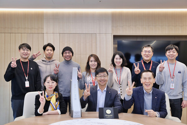 ▲1억불 수출탑 수상을 기념하는 이창엽 롯데웰푸드 대표이사(사진 가운데)와 글로벌 영업부문 임직원들. ⓒ롯데웰푸드